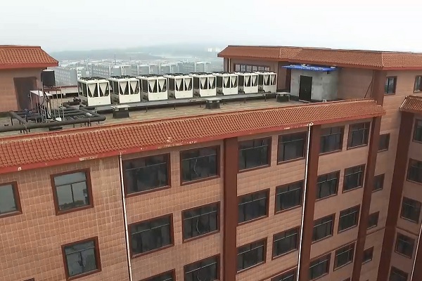 Модульные чиллеры на крыше здания